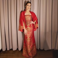 Sementara Raisa tampil feminin memakai dodotan tube dress dengan tambahan cape merah di pernikahan Kahiyang Ayu dan Bobby Nasution.. Ia menata rambutnya rapi diikat ke belakang menambah kesan elegan. Foto: Dok. Instagram