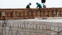 Pekerja terus melakukan penyelesaian pembangunan Tol Depok-Antasari.