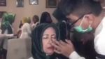 Anggunnya Ibunda Jokowi Saat Dirias di Pernikahan Kahiyang