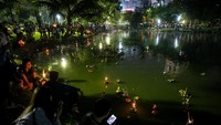 Pada Festival Loy Krothong, masyarakat Thailand, beramai-ramai ke danau, sungai, dan kanal untuk menghormati Roh Air (Reuters)