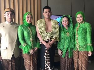 Foto: Gaya Ibunda Bobby Nasution yang Selalu Pakai Veil di Pernikahan