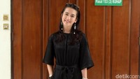Aktris Dhea Annisa tumbuh menjadi remaja yang cantik dan menawan. Seperti saat ditemui di Pengadilan Negeri Jakarta Selatan, ia tampil serba hitam.  Foto: Ismail/detikHOT