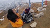Wah, ternyata Pevita juga suka hiking lho. Lihat saja fotonya di Kawah Ijen yang satu ini (@pevpearce/Instagram)