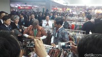 Jokowi mengajak Jae-in ke toko batik Kencana Ungu di lantai 2. Keduanya berbincang akrab sambil melihat-lihat batik. Mereka juga mencoba baju yang dijajakan.