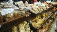 Pilihan snack-snack dengan rasa gurih lainnya juga tak kalah menggoda. Toko Orion sudah seperti pusat oleh-oleh terpadu saja  (Wahyu/detikTravel)