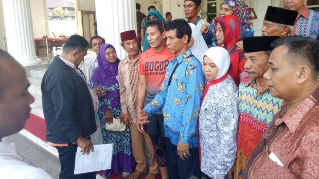  Saat sampai di Balai Kota, Sandiaga langsung disambut oleh warga Kampung Akuarium, Jakarta Utara. 