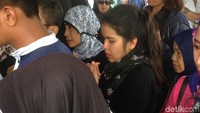 Wajah-wajah sedih keluarga di pemakaman dr Letty.