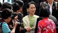 Pemimpin Vietnam, Aung San Suu Kyi saat tiba di Da Nang, Vietnam.