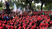 Massa juga membawa panji-panji seperti bendera dan spanduk bertulisan Aksi Bela Buruh Jakarta yang Dibohongi. Tak lupa mobil pengeras suara stand by di belakangan barisan massa.