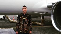 Tak cuma berbeskap, Paspampres juga kadang memakai batik. Ini pose Pratu Daniel di depan pesawat kepresidenan.