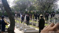 Juga makam suami Megawati Soekarnoputri Taufiq Kiemas tak lupa ditaburi bunga (Foto: Bagus Prihantoro Nugroho/detikcom)