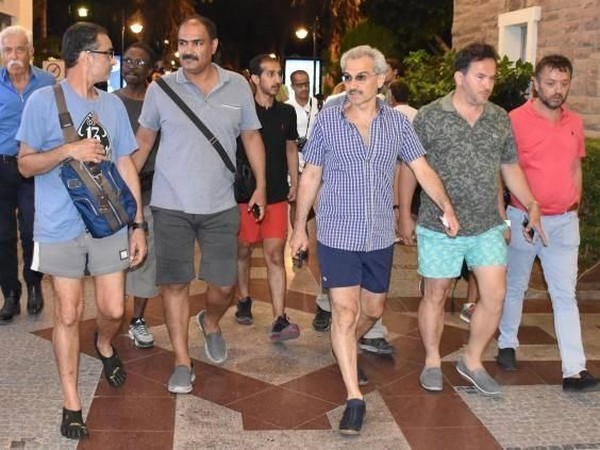 Ia berlibur dengan jet pribadinya dan tiba di Kota Bodrum pada tanggal 14 Agustus 2017 lalu. Ia membawa lebih dari 300 koper yang memerlukan truk untuk membawanya ke hotel (Dok independent) Ia berlibur dengan jet pribadinya dan tiba di Kota Bodrum pada tanggal 14 Agustus 2017 lalu. Ia membawa lebih dari 300 koper yang memerlukan truk untuk membawanya ke hotel (Dok independent)