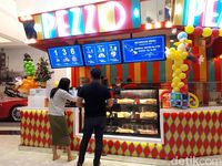 Pezzo Pizza: Empuk Gurih Cheesy Cheese dan Supremo Buatan Gerai Pizza Singapura