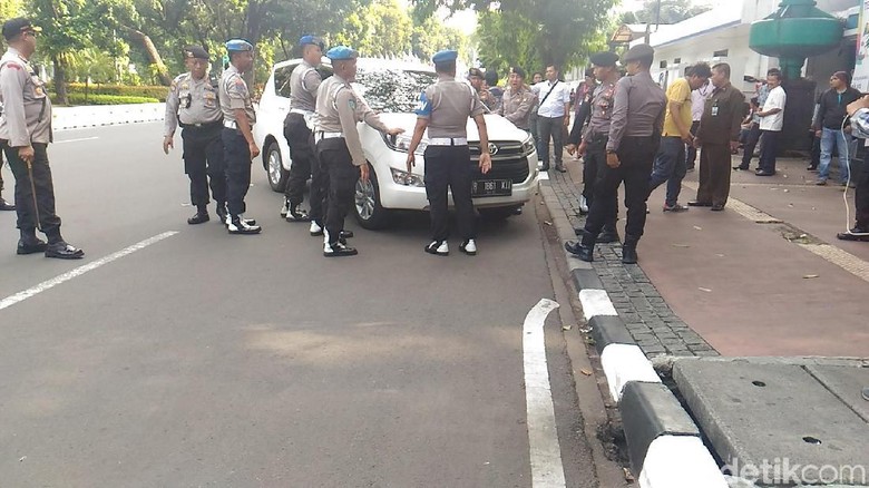Ada Demo Buruh, Polisi Dorong Mobil Parkir Liar di Depan Kemenhub Ada Demo Buruh, Polisi Dorong Mobil Parkir Liar di Depan Kemenhub