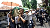 Peti jenazah dr Letty di bawa ke TPU Kemiri, Rawamangun, Jakarta Timur, untuk dimakamkan.