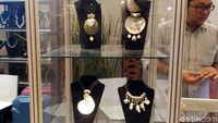Tentunya kalung mutiara yang dibanerol dengan harga yang standar, kualitasnya pun standar. 