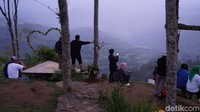 Salah satunya adalah Bukit Ngisis yang punya pemandangan sunrise dan sunset. Ingat ya, Ngisis namanya (Shinta/detikTravel)