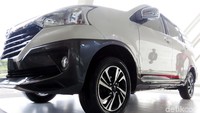 Sementara di sisi sampingnya, terdapat side stone guard dan over fender untuk melindungi tubuh luarnya.