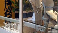 Kalung-kalung mutiara beragam bentuk sangat menarik perhatian para pengunjung, baik pecinta mutiara ataupun tidak.