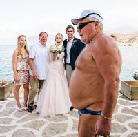 Siapa yang mengira seorang pria tanpa busana melintas saat pasangan pengantin ini berfoto dengan latar belakang lautan dan karang. Foto: ist.