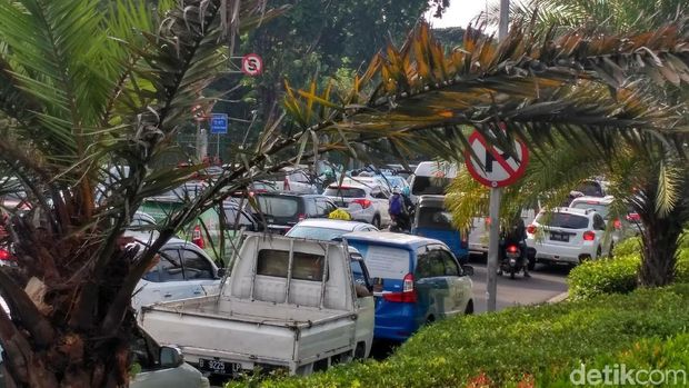 Ada Demo Buruh, Lalin Kawasan Stasiun Gambir Padat