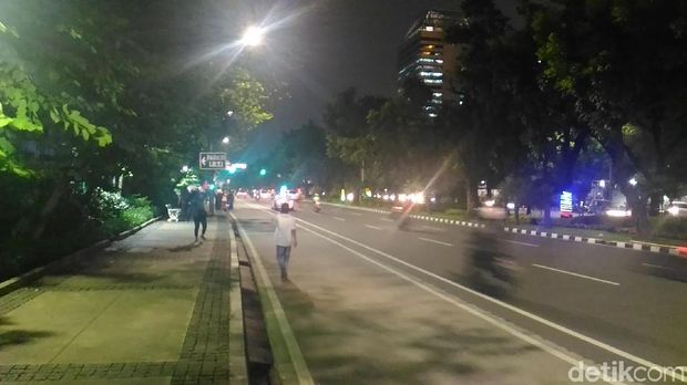 Kendaraan sudah dapat melintas di Jalan Medan Merdeka Selatan, lalin lancar di kedua arah