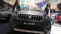 Tampilan depan mobil oun berbeda karena desain grille berbeda dari model sebelumnya yang berpadu dengan LED projector headlamp.