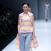 Koleksi Busana Terbaru Ikat Indonesia by Didiet Maulana yang mengusung tema Press Play di Jakarta Fashion Week 2018, Senayan City, Jakarta. Kamis (26/10/2017). Foto: Mohammad Abduh/Wolipop