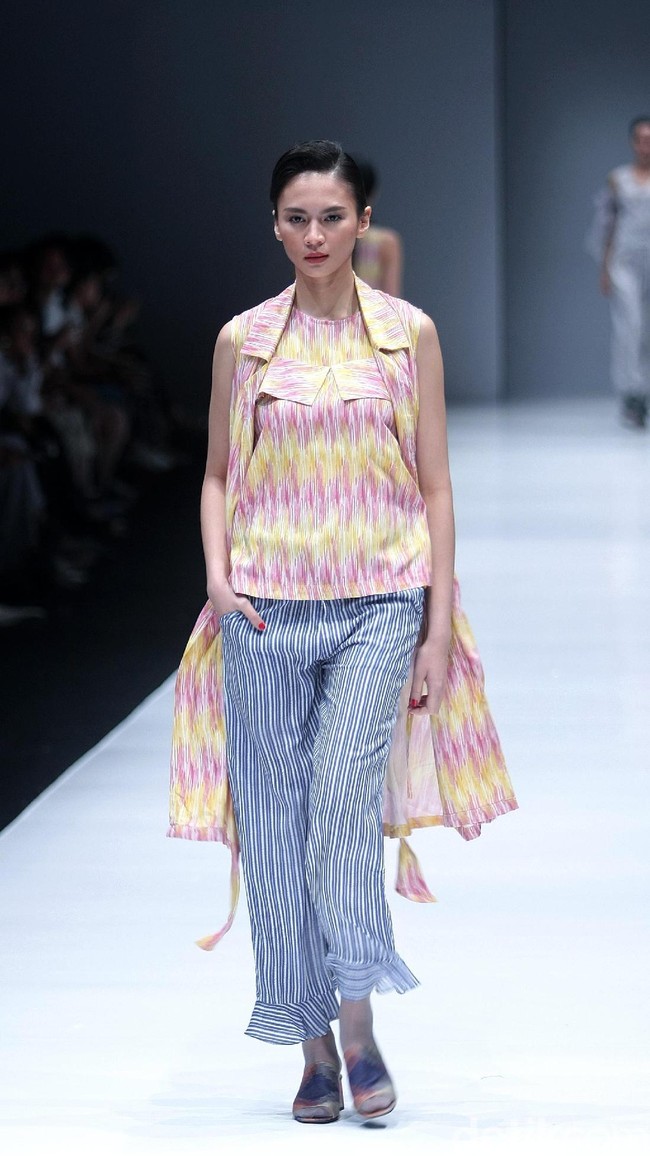 Koleksi Busana Terbaru Ikat Indonesia by Didiet Maulana yang mengusung tema Press Play di Jakarta Fashion Week 2018, Senayan City, Jakarta. Kamis (26/10/2017). Foto: Mohammad Abduh/Wolipop