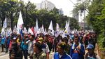 Penampakan Buruh yang Long March ke Balai Kota