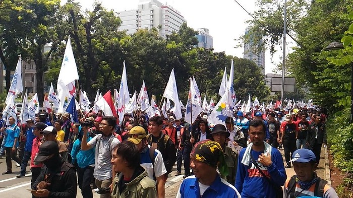 Tolak Upah Murah, Buruh Long March ke Balai Kota