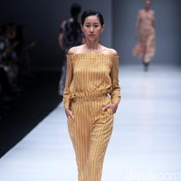 Koleksi Busana Terbaru Ikat Indonesia by Didiet Maulana yang mengusung tema Press Play di Jakarta Fashion Week 2018, Senayan City, Jakarta. Kamis (26/10/2017). Foto: Mohammad Abduh/Wolipop