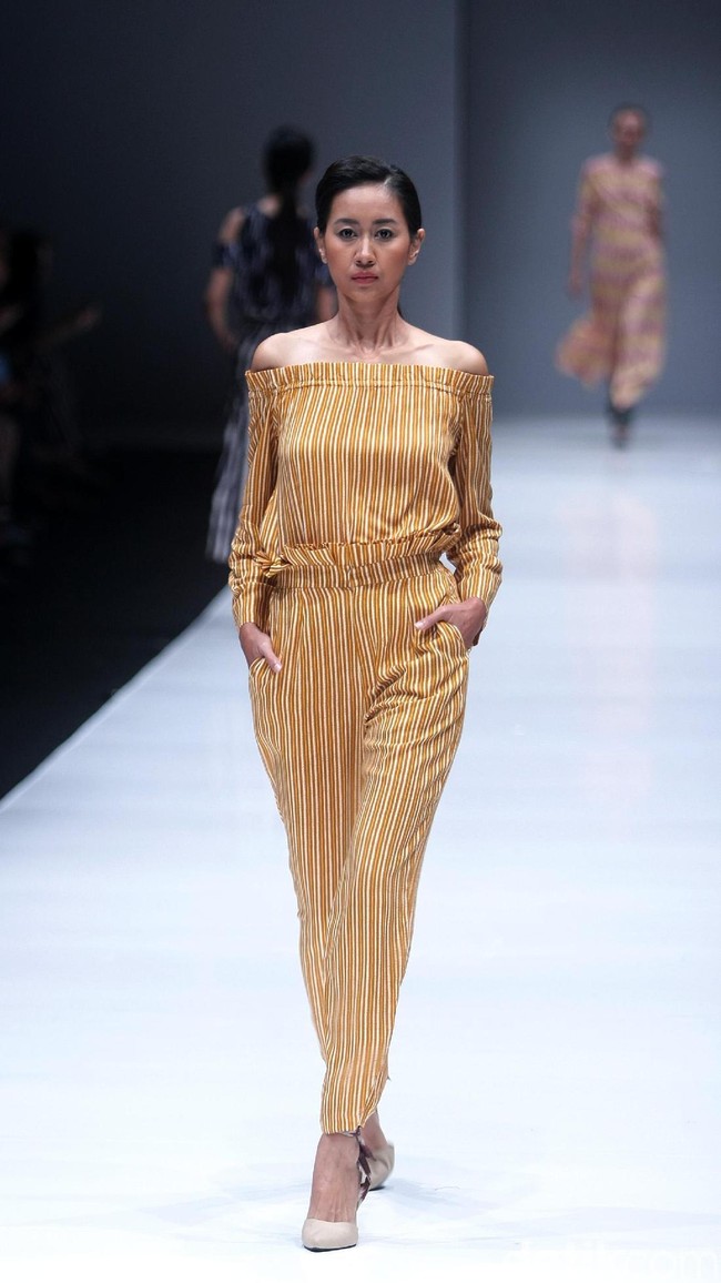 Koleksi Busana Terbaru Ikat Indonesia by Didiet Maulana yang mengusung tema Press Play di Jakarta Fashion Week 2018, Senayan City, Jakarta. Kamis (26/10/2017). Foto: Mohammad Abduh/Wolipop