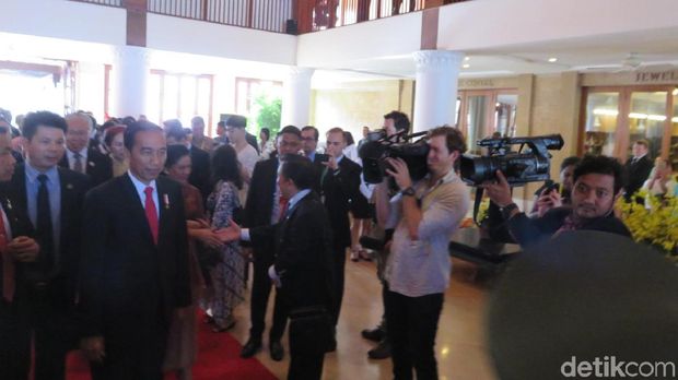 Hadir di KTT APEC Vietnam, Jokowi Disambut Pengusaha RI