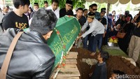 Para pelayat memakamkan jenazah dr Letty.