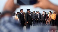 Oesman Sapta Odang bersama peserta upacara mengheningkan cipta.