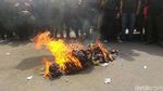 Aksi Bakar-bakaran Massa Demo Buruh di Depan Balai Kota