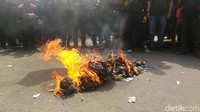 Tampak api yang menyala-nyala saat aksi demonstrasi di depan Balai Kota.