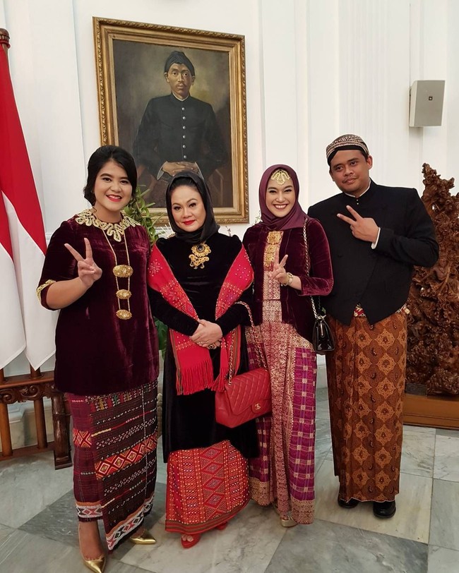 Inge Amelia Nasution memakai kebaya bludru saat berpose bersama Kahiyang Ayu, sang ibunda, dan Bobby Nasution. Ciput unik membuat penampilannya lebih atraktif. Foto: Dok. Instagram @ingenst