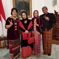 Inge Amelia Nasution memakai kebaya bludru saat berpose bersama Kahiyang Ayu, sang ibunda, dan Bobby Nasution. Ciput unik membuat penampilannya lebih atraktif. Foto: Dok. Instagram @ingenst