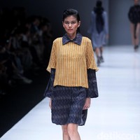 Koleksi Busana Terbaru Ikat Indonesia by Didiet Maulana yang mengusung tema Press Play di Jakarta Fashion Week 2018, Senayan City, Jakarta. Kamis (26/10/2017). Foto: Mohammad Abduh/Wolipop