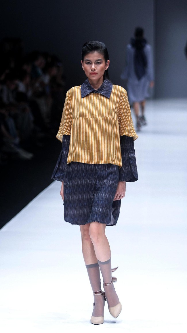 Koleksi Busana Terbaru Ikat Indonesia by Didiet Maulana yang mengusung tema Press Play di Jakarta Fashion Week 2018, Senayan City, Jakarta. Kamis (26/10/2017). Foto: Mohammad Abduh/Wolipop