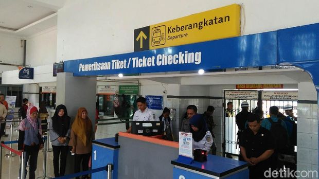 Seluruh karyawan di Stasiun KA Kutoarjo hening cipta