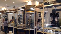 Kalung mutiara yang dibanderol lebih dari Rp 1 miliar tersebut membutuhkan waktu dan proses pembuatannya selama kurang lebih 10 tahun.
