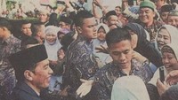Pratu Daniel juga sempat mengunggah foto dari surat kabar saat dia mengamankan Jokowi.