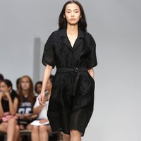 Xiao Wen Ju tampil pertamakalinya di fashion show Victorias Secret pada tahun 2016. Namun dirinya sudah lebih dulu eksis sejak 2011 untuk brand besar seperti Hermes, Louis Vuitton, Prada dan DKNY. Foto: Dok. Getty Images