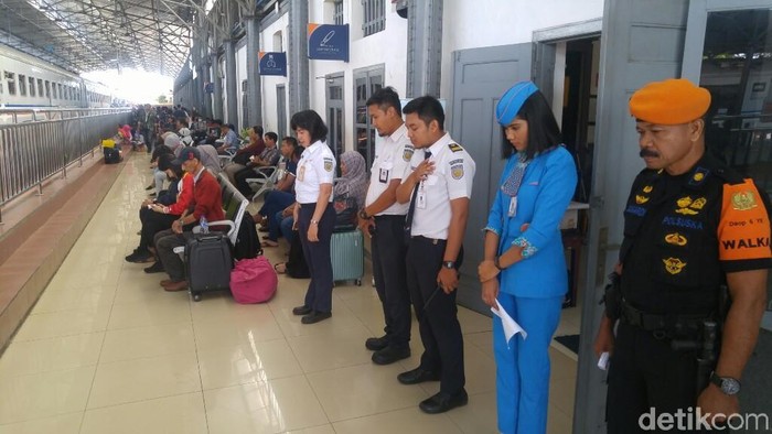 hening cipta hari pahlawan di stasiun poncol