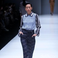 Koleksi Busana Terbaru Ikat Indonesia by Didiet Maulana yang mengusung tema Press Play di Jakarta Fashion Week 2018, Senayan City, Jakarta. Kamis (26/10/2017). Foto: Mohammad Abduh/Wolipop