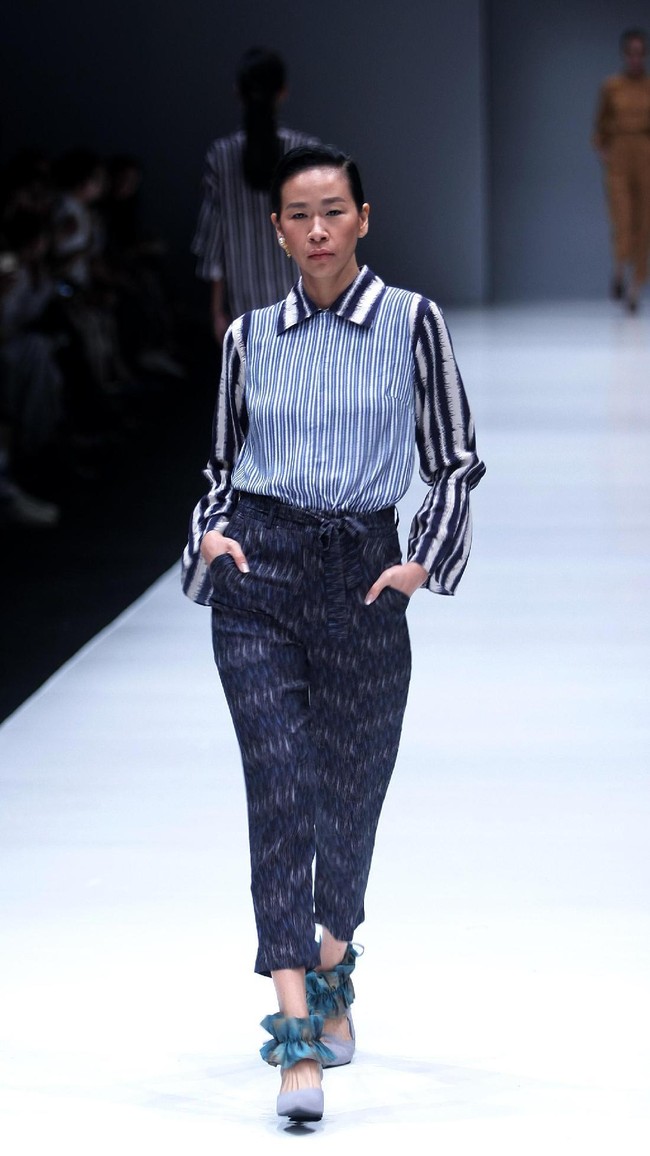 Koleksi Busana Terbaru Ikat Indonesia by Didiet Maulana yang mengusung tema Press Play di Jakarta Fashion Week 2018, Senayan City, Jakarta. Kamis (26/10/2017). Foto: Mohammad Abduh/Wolipop