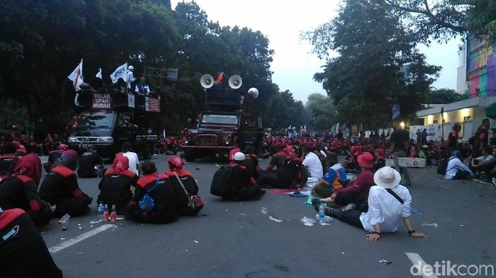 Massa Demo Buruh Selawatan dan Zikir Bersama di Depan Kemenhub